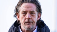 Carsten Wehlmann, Geschäftsführer Sport von Holstein Kiel, schaut sehr nachdenklich © IMAGO/Henning Rohlfs 
