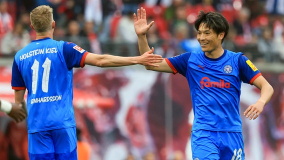 Alexander Bernhardsson (l.) und Shuto Machino klatschen sich ab. © picture alliance / dpa Foto: Jan Woitas