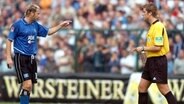 HSV-Profi Sergei Barabarez (l.) und Referee Robert Hoyzer © picture-alliance/ dpa/dpaweb 