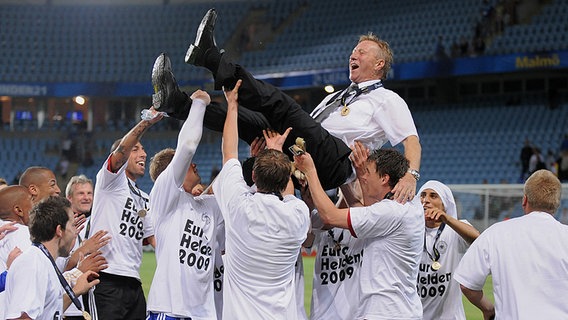 Horst Hrubesch wird nach dem EM-Sieg der U-21 von seinen Spielern gefeiert. © picture alliance Foto: picture alliance