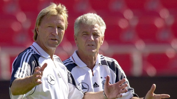 Horst Hrubesch und Erich Ribbeck: Trainergespann der Nationalmannschaft bei der EM 2000. © picture alliance Foto: picture alliance