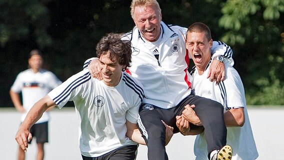DFB-Trainer Horst Hrubesch wird von Mats Humnmels (l.) und Sandro Wagner auf Händen getragen. © dpa 