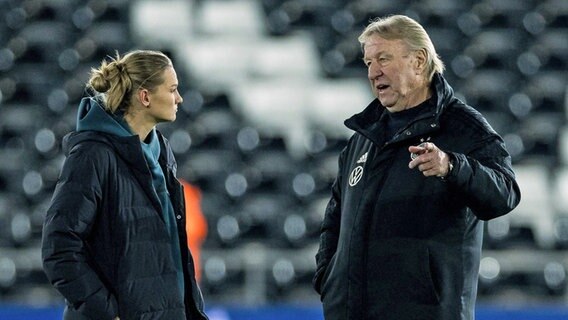 Bundestrainer Horst Hrubesch (r.) im Gespräch mit Alexandra Popp. © IMAGO / Beautiful Sports 