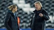 Bundestrainer Horst Hrubesch (r.) im Gespräch mit Alexandra Popp. © IMAGO / Beautiful Sports 