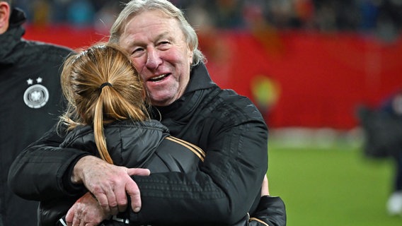 Horst Hrubesch umarmt Sjoeke Nüsken © picture alliance/dpa | Sebastian Gollnow 