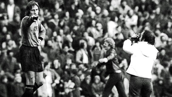 HSV-Torwart Rudi Kargus verweist einen Mann des Platzes, weil dieser ihn während des DFB-Pokalspiels beim VfB Eppingen im Oktober 1974 auf dem Platz fotografiert. Die Norddeutschen verlieren sensationell mit 1:2. © picture-alliance / ASA 