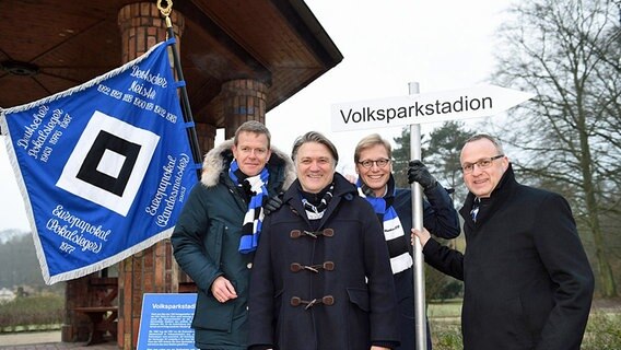 Die HSV-Führungsriege Joachim Hilke, Dietmar Beiersdorfer, Karl Gernandt und Frank Wettstein (v.l.) vor einem Schild mit der Aufschrift "Volksparkstadion". © Witters 