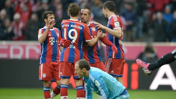 Bayerns Franck Ribery (2.v.r) bejubelt sein Tor mit den Mitspielern. © Witters Foto: Sebastian Widmann