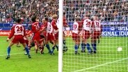 Patrik Andersson schießt Bayern München 2001 in Hamburg zur Meisterschaft. © imago sportfotodienst 