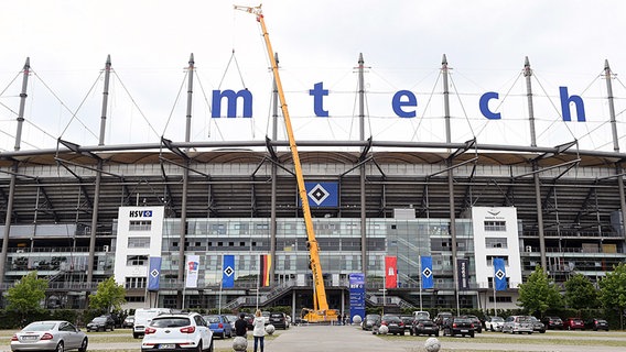 Die Buchstaben am HSV-Stadion werden abmontiert. © Witters 