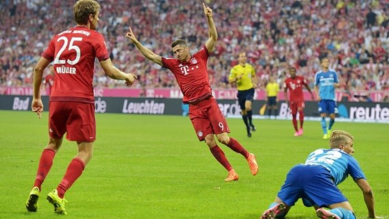 Robert Lewandowski (M.) trifft zum 2:0. © Witters Foto: ThorstenWagner