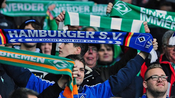 Fans des HSV und von Werder Bremen © imago/Revierfoto 