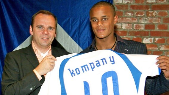 HSV-Vorstandschef Bernd Hoffmann (l.) und Vincent Kompany © Witters Foto: Stephan Persch