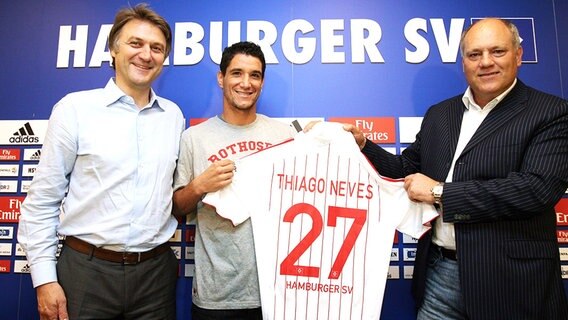 Sportdirektor Dietmar Beiersdorfer, Neuzugang Thiago Neves und Trainer Martin Jol vom Hamburger SV © Witters Foto: Nadine Rupp