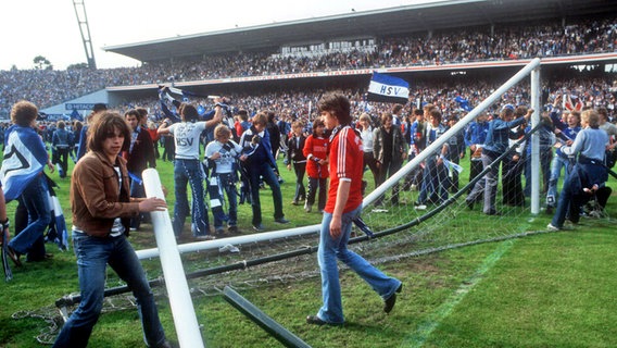 Fans des Hamburger SV zerlegen nach der Meisterfeier 1979 das Tor im Volksparkstadion. © Witters Foto: Wilfried Witters