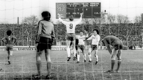 Europacup 1980: Horst Hrubesch bejubelt einen Treffer gegen Real Madrid. © Witters Foto: Wilfried Witters