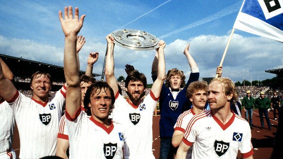Die Spieler des HSV feiern mit der Meisterschale den Titelgewinn 1982. © imago/Sven Simon 