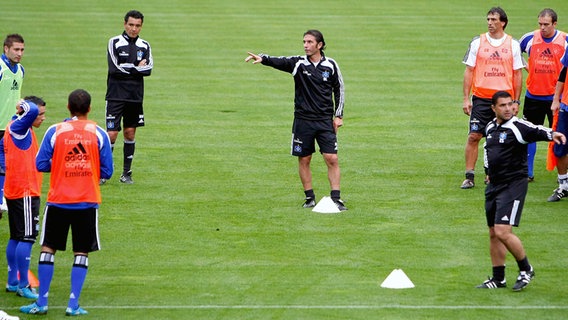 HSV-Coach Bruno Labbadia (Mitte) mit seinen Co-Trainern Ricardo Moniz (l.) und Erdinc Sözer (2009) © imago/GEPA pictures 