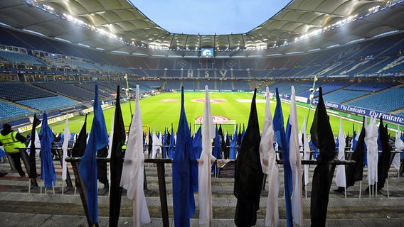 Blick aus der Nordkurve ins leere Volksparkstadion des HSV © Witters 