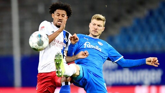 Jeremy Dudziak (l.) vom Hamburger SV im Duell mit Holstein Kiels Alexander Mühling © Witters/Witters/Pool/Witters 