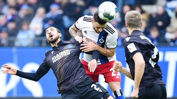 Tim Leibold (M.) vom Hamburger SV im Spiel gegen den Karlssruher SC beim Kopfball © Witters Foto: Valeria Witters