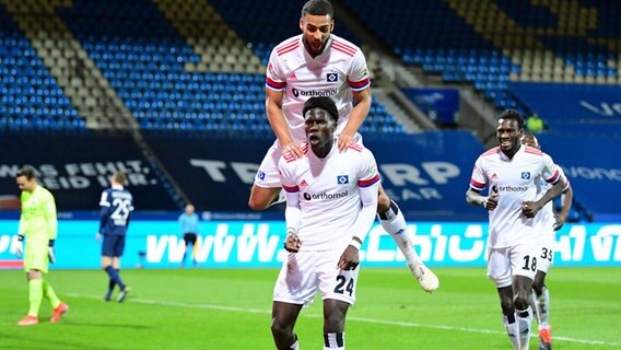 HSV-Torschütze Amadou Onana (vorn) und Josha Vagnoman jubeln © Witters 