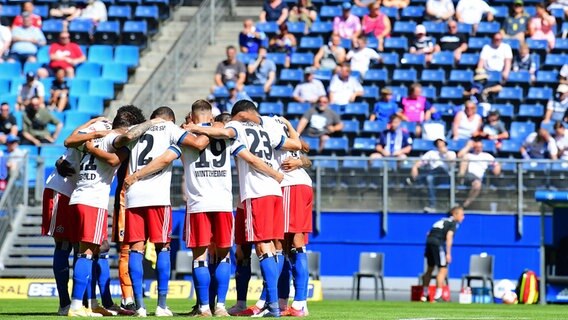 Die HSV-Spieler bilden eine Traube. © Witters 