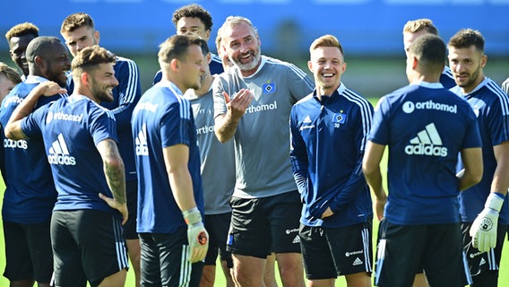 HSV-Trainer Tim Walter (Mitte) beim Training mit seinen Profis © Witters 