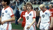 Jimmy Hartwig, Thomas von Heesen und Lars Bastrup (v.l.) laufen ins Bayern-Stadion ein. © Imago images 