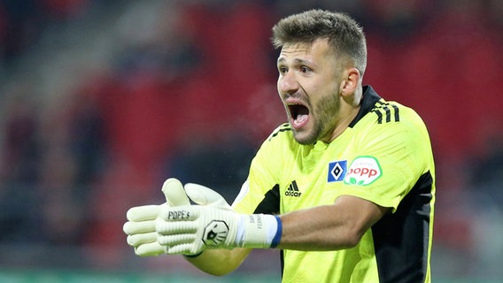 HSV-Torwart Daniel Heuer Fernandes klatscht in die Hände. © IMAGO / Zink 