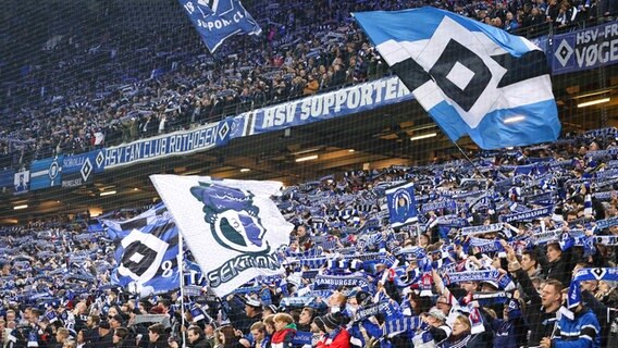 Die Fans des HSV tauchen das Volksparkstadion in Blau und Weiß © picture alliance/dpa Foto: Christian Charisius