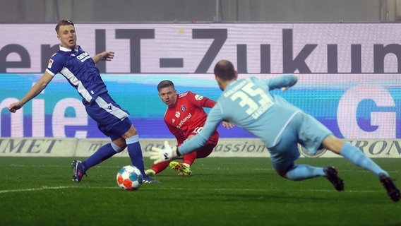 HSV-Spieler Sonny Kittel (hinten) in Aktion. © Witters 