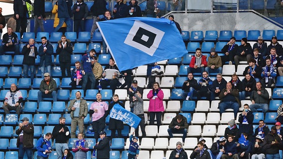 HSV-Fans mit einer Fahne auf der Tribüne im Volksparkstadion © Witters 