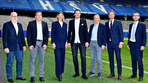 Der Aufsichtsrat des Hamburger SV (v.l.) Michael Papenfuss, Thomas Wüstefeld, Lena Schrum, Marcell Jansen, Hans-Walter Peters, Markus Frömming und Andreas Peters © Witters Foto: Tim Groothuis