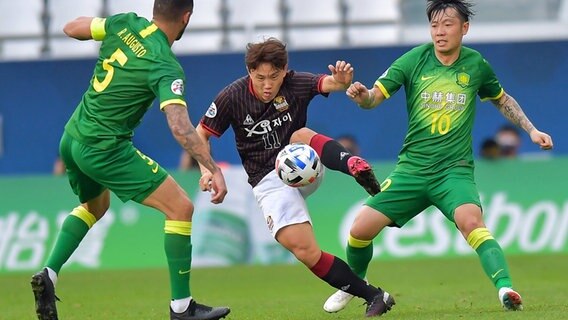 Young-Wook Cho vom FC Seoul in Aktion (Mitte) © imago images/Xinhua Foto: Nikku