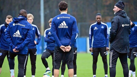 HSV-Trainer Tim Walter (r.) mit seinen Profis beim Trainingsauftakt © Witters 