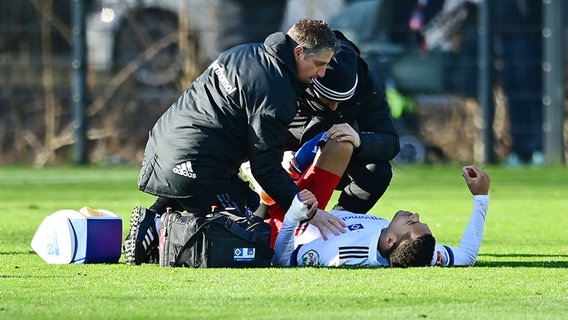 HSV-Profi Jan Gyamerah wird behandelt © Witters 