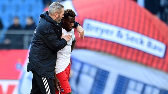 Trainer Tim Walter (l.) vom Hamburger SV tröstet nach dem 2:3 gegen Werder Bremen seinen Spieler Bakery Jatta © Witters Foto: Tim Groothuis