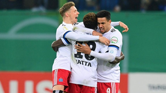 Die HSV-Profis Sonny Kittel, Bakery Jatta und Robert Glatzel feiern ein Tor. © IMAGO / KBS-Picture 