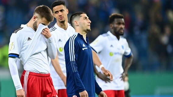 Große Enttäuschung bei den HSV-Profis (v.l.) Mario Vuskovic, Robert Glatzel, Ludovit Reis und Bakery Jatta © Witters Foto: Tim Groothuis