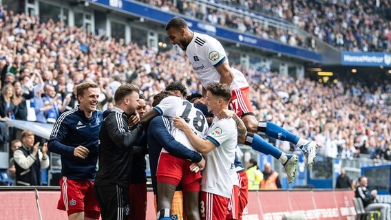 Jubel bei den HSV-Spielern nach dem Spiel gegen Hannover 96 © Witters 