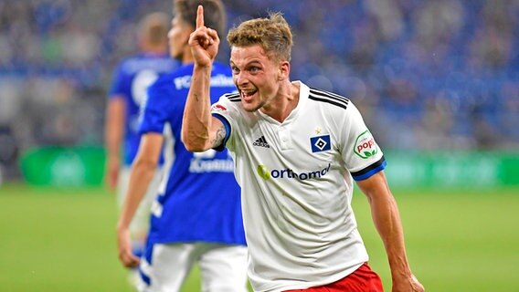 Moritz Heyer vom Fußball-Zweitligisten Hamburger SV bejubelt seinen Treffer zum 2:1 bei Schalke 04 © IMAGO / Nordphoto 