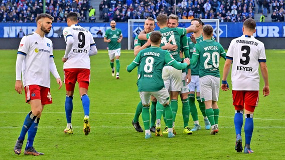 Werder Bremens Spieler bejubeln einen ihrer Treffer beim 3:2-Sieg beim Hamburger SV © IMAGO / Nordphoto 