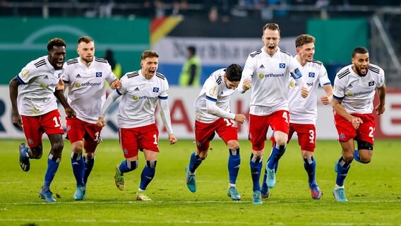 Die Fußballer des Hamburger SV bejubeln ihren Sieg im Elfmeterschießen im Pokalviertelfinale gegen den Karlsruher SC © IMAGO / Philipp Szyza 