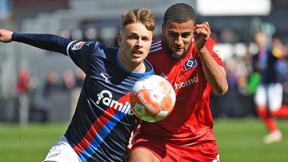 Fiete Arp (l.) von Holstein Kiel im Duell mit Joshua Vagnoman vom Hamburger SV © IMAGO / Lobeca 