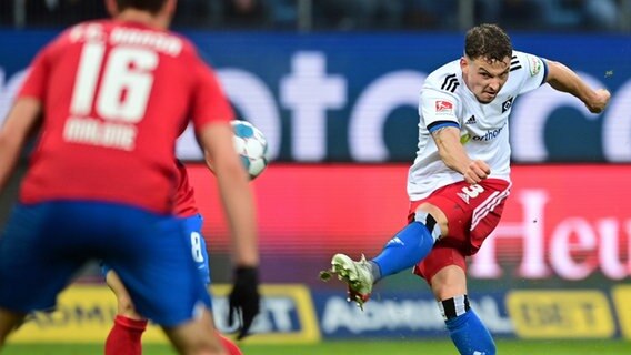 Moritz Heyer vom HSV zieht gegen Hansa Rostock ab. © Witters 