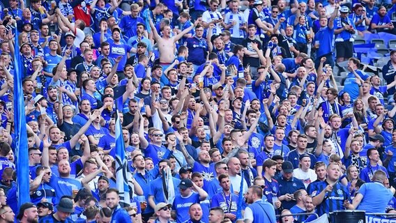 Fans des Hamburger SV stimmen sich im Berliner Olympiastadion auf das Relegations-Hinspiel bei Hertha BSC ein © Witters Foto: Valeria Witters