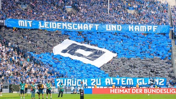 Fans des Hamburger SV stimmen sich im Berliner Olympiastadion auf das Relegations-Hinspiel bei Hertha BSC ein © IMAGO / Eibner 