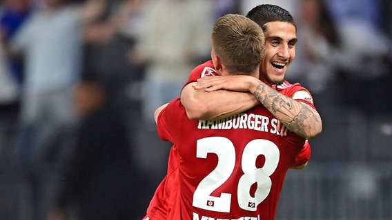 Jubel bei Miro Muheim und Ludovit Reis (v.l.) beim HSV über das Tor zum 1:0 von Reis bei Hertha BSC © Witters 