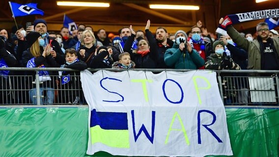 HSV-Fans mit einem Banner mit der Aufschrift ''STOP WAR" © Witters 